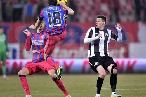 Valentin Lemnaru (dreapta), într-un meci FCSB - U Cluj