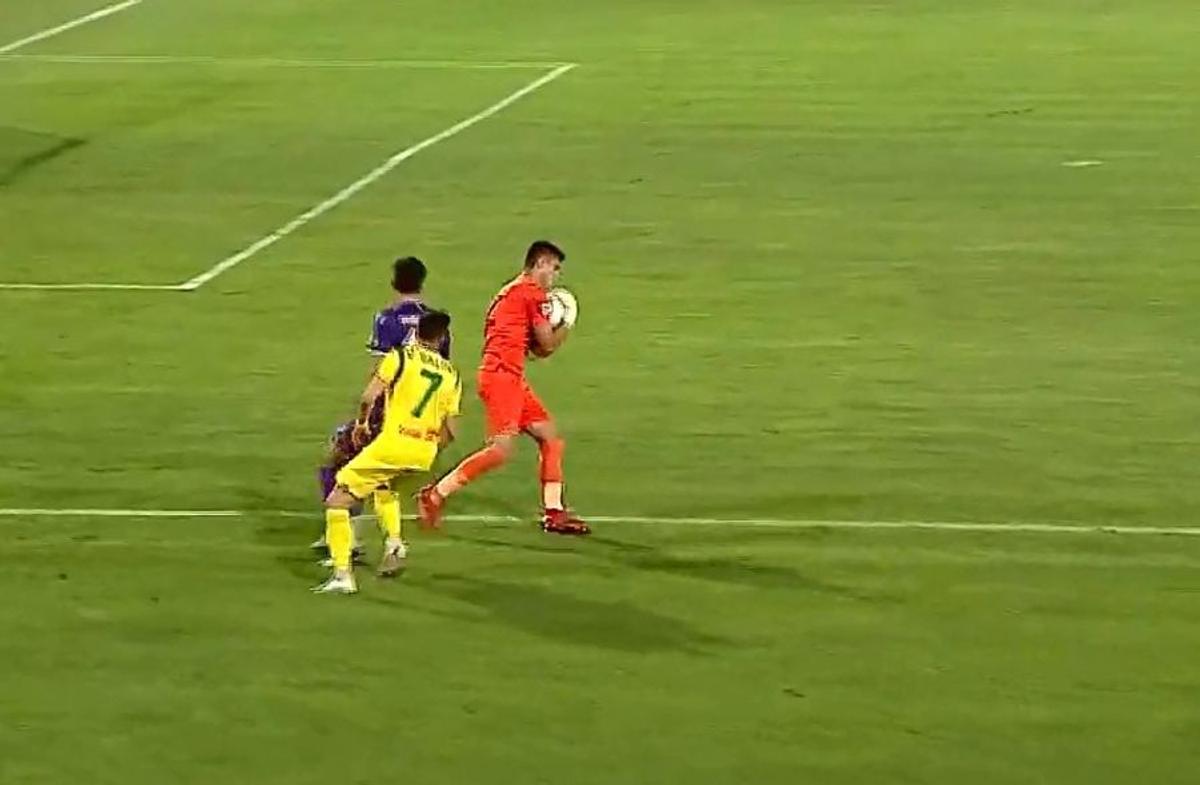 FOTO Fază rară în fotbal! Gafă uriașă făcută de portarul împrumutat de FCSB în Liga 2