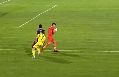 FOTO Fază rară în fotbal! Gafă uriașă făcută de portarul împrumutat de FCSB în Liga 2
