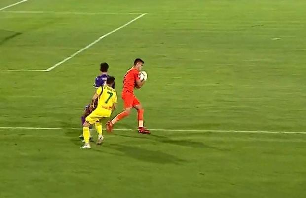 FOTO Fază rară în fotbal! Gafă uriașă făcută de portarul împrumutat de FCSB în Liga 2