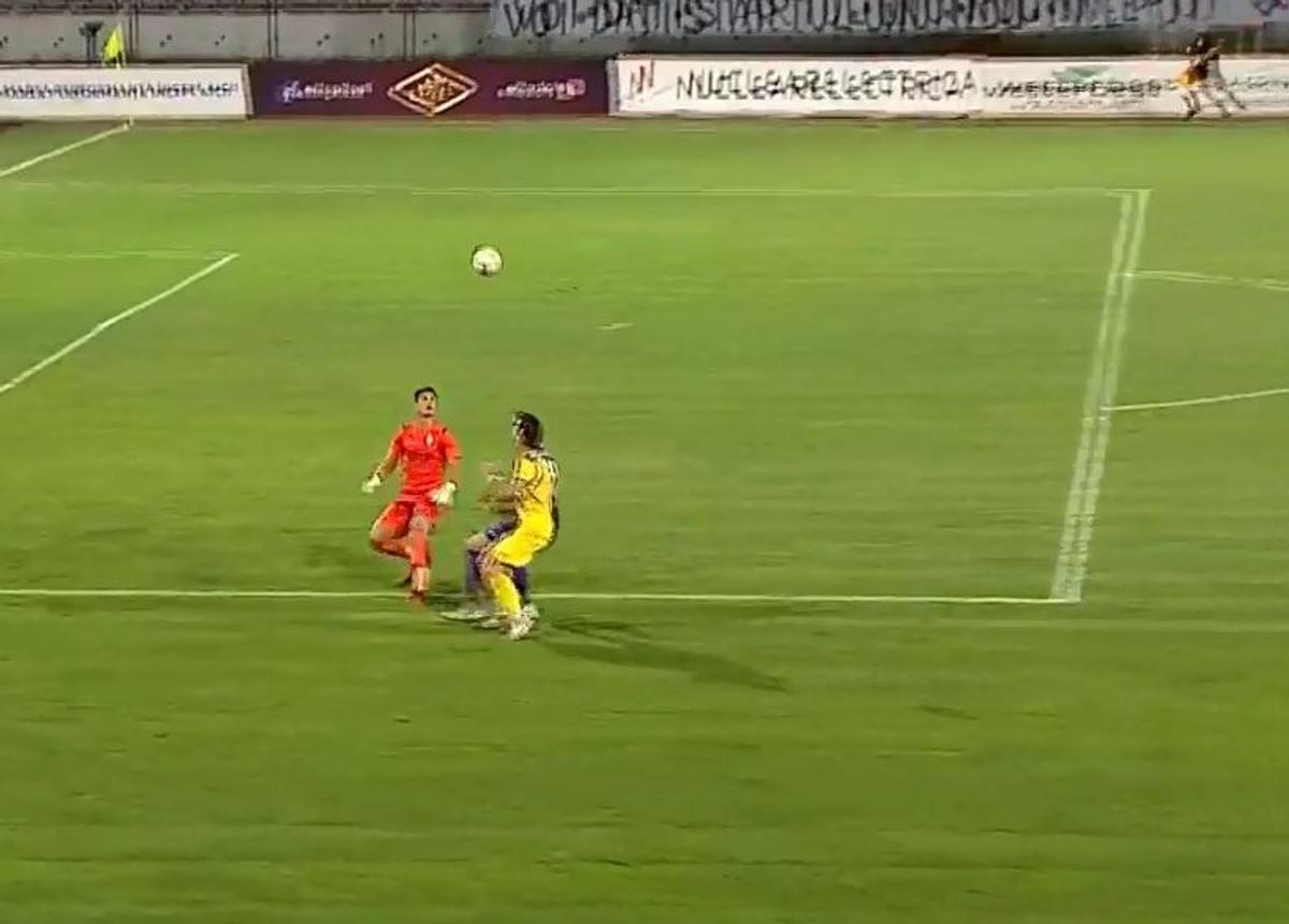 FOTO Fază rară în fotbal! Gafă uriașă făcută de portarul împrumutat de FCSB în Liga 2