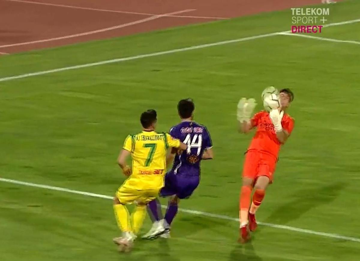 FOTO Fază rară în fotbal! Gafă uriașă făcută de portarul împrumutat de FCSB în Liga 2