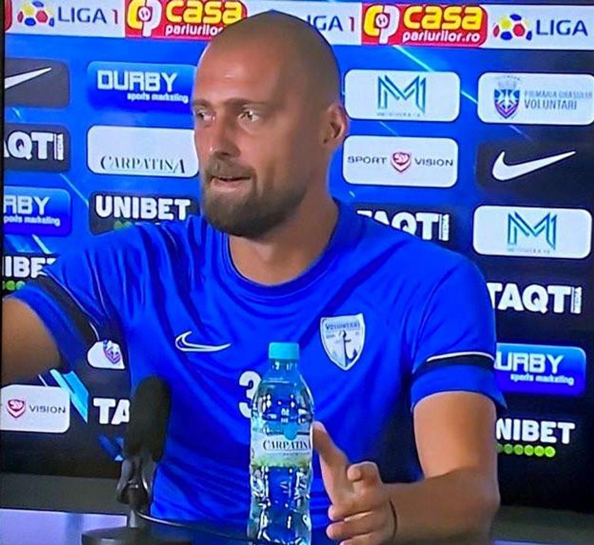 „Să dăm și noi apa la o parte?” » Gabi Tamaș, recital la conferință: a copiat în stilul propriu gestul lui Cristiano Ronaldo