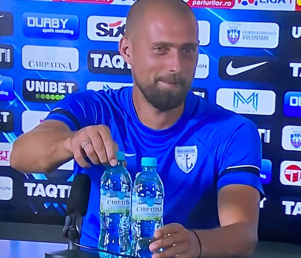 „Să dăm și noi apa la o parte?” » Gabi Tamaș, recital la conferință: a copiat în stilul propriu gestul lui Cristiano Ronaldo