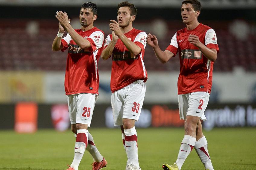 Raphael Stănescu, flancat de Ionel Dănciulescu, unul dintre idolii copilăriei, și Constantin Nica, colegul lui de la copii și juniori / foto: Arhivă GSP