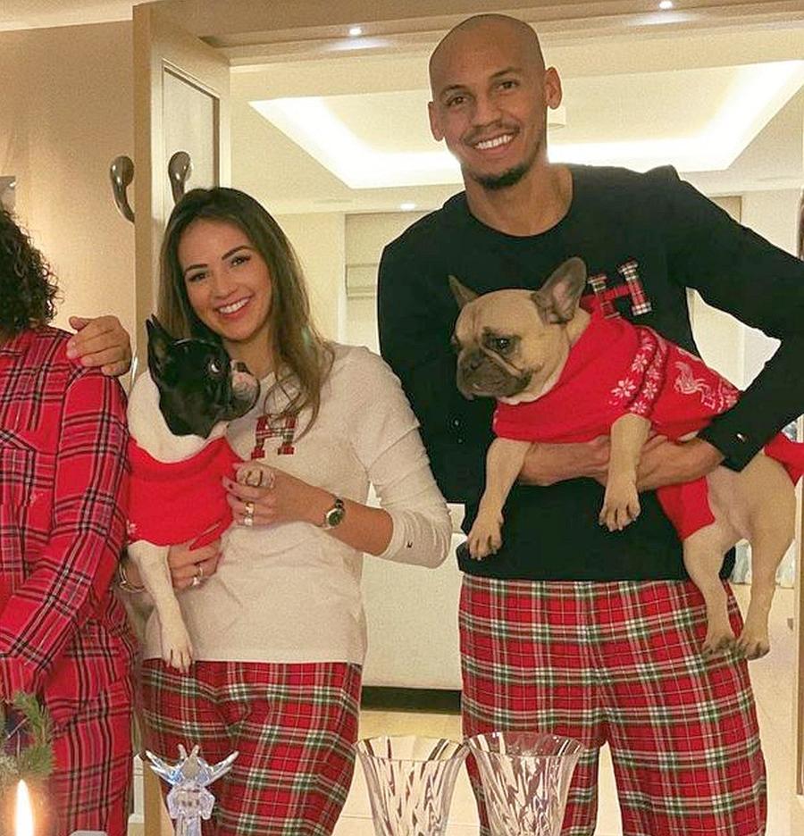 Fabinho nu poate intra cu cei doi câini rasa buldog francez în Arabia Saudită. Foto: Instagram Incredibila piedică în calea transferului lui Fabinho de la Liverpool » Are nevoie de derogare în Arabia Saudită