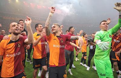 E oficial! Rămâne la Galatasaray și semnează pe 3 sezoane