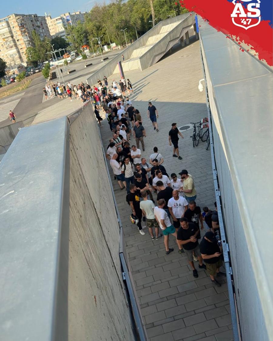 FOTO: facebook @As47 Cozi la casele de bilete din Ghencea » Câte abonamente au cumpărat suporterii Stelei