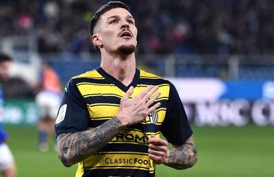 A semnat! Superlovitură dată de Man: cel mai mare salariu oferit de club în ultimii 10 de ani » Dennis devine și cel mai bine plătit român din Serie A!
