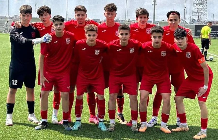 Sorin Florin Nazîru (primul din stânga, cu numărul 12), foto: Facebook Academia de Fotbal CS Dinamo Tragedie fără margini! Un fost junior al lui CS Dinamo a murit la 16 ani