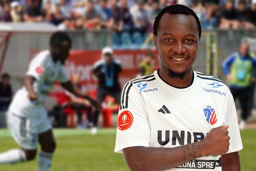 Hervin Ongenda a semnat prelungirea contractului cu FC Botoșani. FOTO: Facebook @Fotbal Club Botoșani
