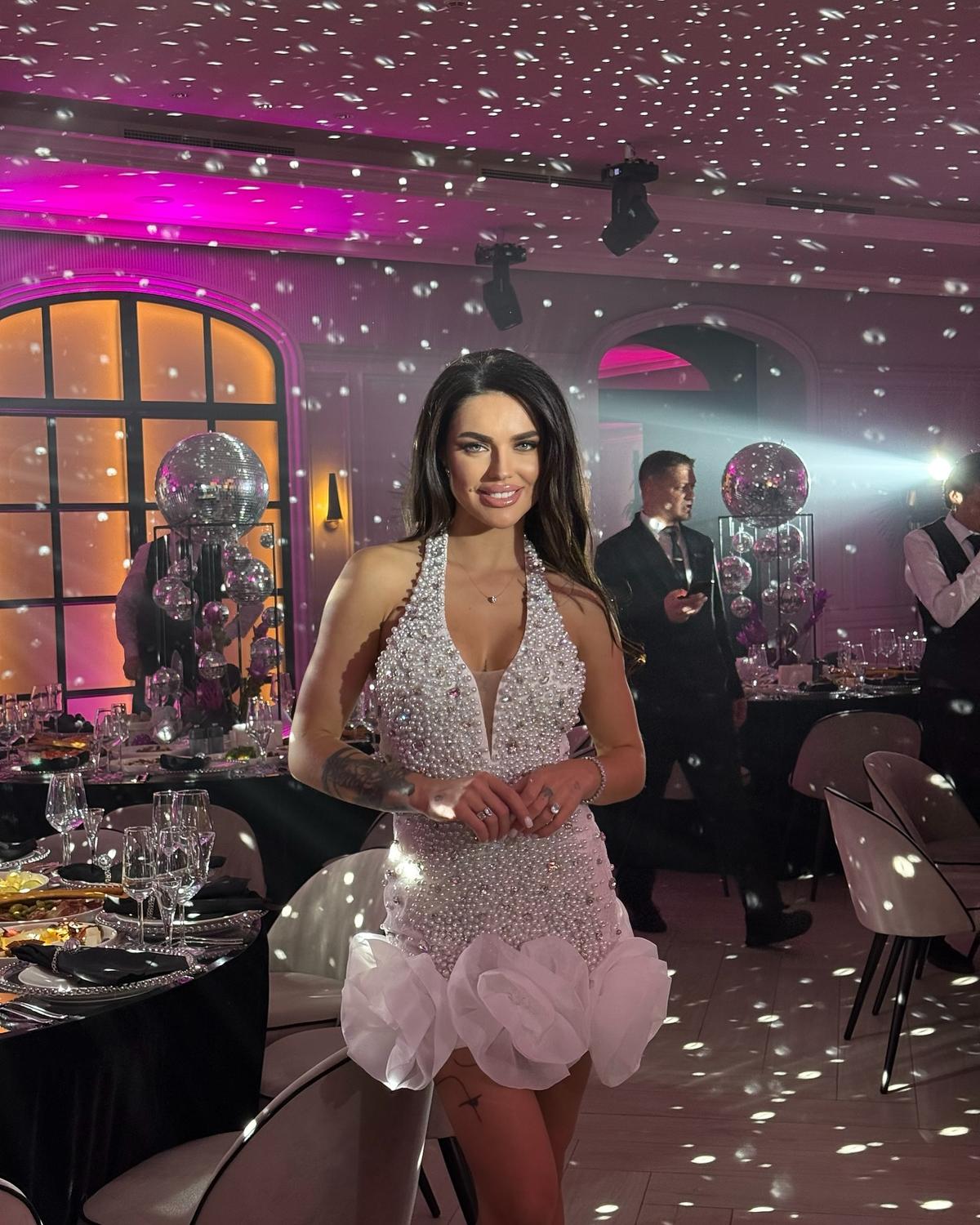 „Moldoveancă focoasă, autentică, plină de viață și pasiune” » Cristina Scarlevschi de la „Insula Iubirii” e instructor de dans la bară