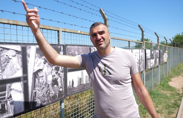 Memorialul durerii la Sarajevo » Adnan Guso ne-a fost ghid la „Tunelul Speranței”: „Să uităm ce-a fost, dar să nu uităm ce rău a fost!”