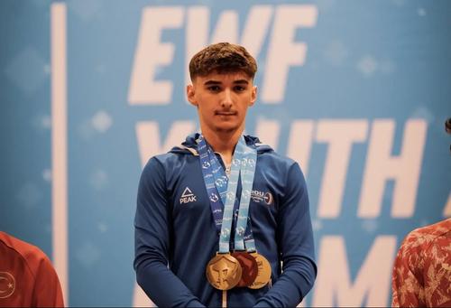 Lucian Florin Cambei pe podiumul Campionatelor Europene U17 Foto: EWF