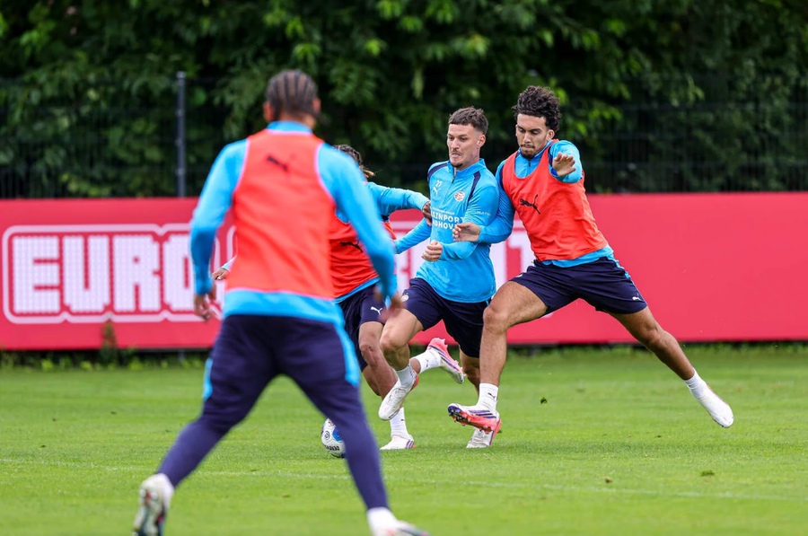 Dennis Man, în cantonamentul din Germania alături de colegii de la PSv Eindhoven Ce l-a impresionat pe Dennis Man în primul sezon la PSV Eindhoven: „A fost o experiență uimitoare”