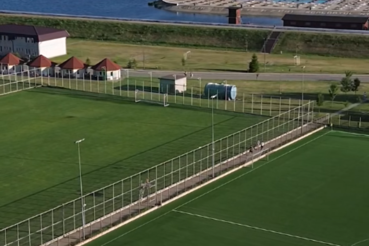 Multe echipe și-ar dori așa ceva » Formația care nu poate promova în Superligă se laudă o bază sportivă modernă