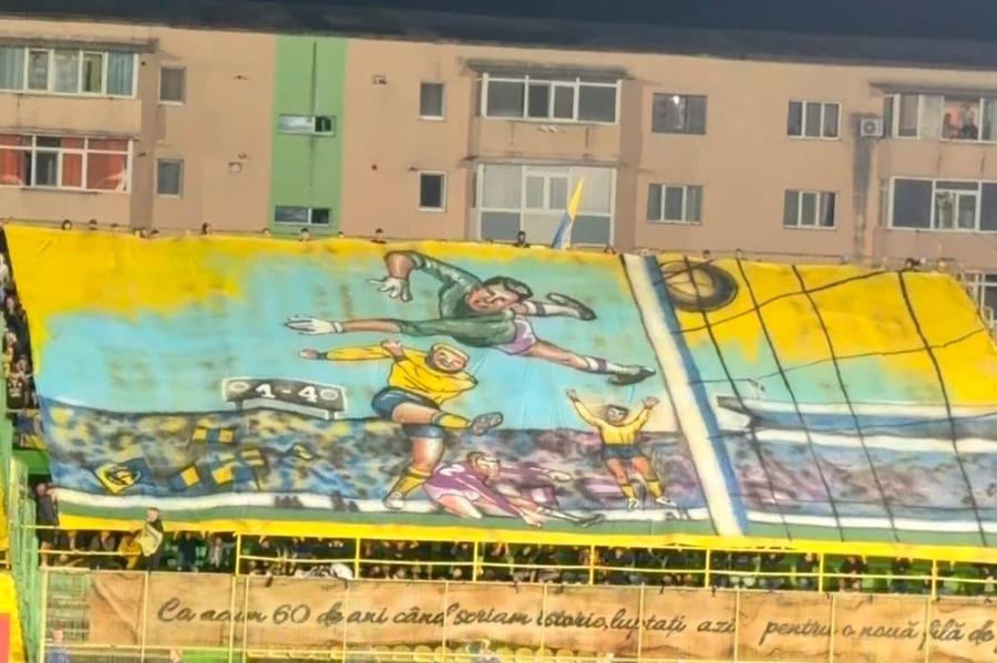 Scenografia realizată de suporterii lui FC Argeș 3 detalii de la FC Argeș - Petrolul » S-a accidentat și a izbucnit în lacrimi la marginea terenului