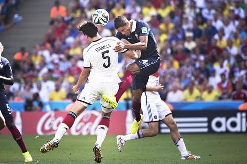 Raphael Varane, lovind mingea cu capul în timpul unui meci de Cupă Mondială // foto: Imago Images