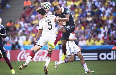 Varane propune: copiii să nu mai lovească mingea cu capul până la 12 ani! Primul mare club care și-a schimbat metodologia