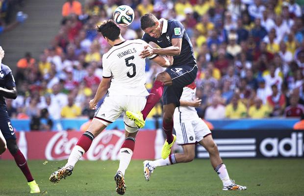 Varane propune: copiii să nu mai lovească mingea cu capul până la 12 ani! Primul mare club care și-a schimbat metodologia