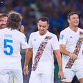 Andrea Pirlo, aici îmbrățișându-se cu Puyol într-un meci al legendelor // foto: Imago Images