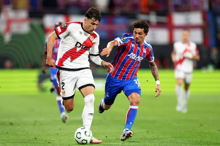 Andrei Rațiu, în acțiune contra lui Crystal Palace // foto: Guliver/gettyimages Îl mai țineți minte pe fostul fundaș al Sportului Studențesc? Verdict despre fotbalul românesc: „Noi jucam de plăcere, acum totul e diferit”
