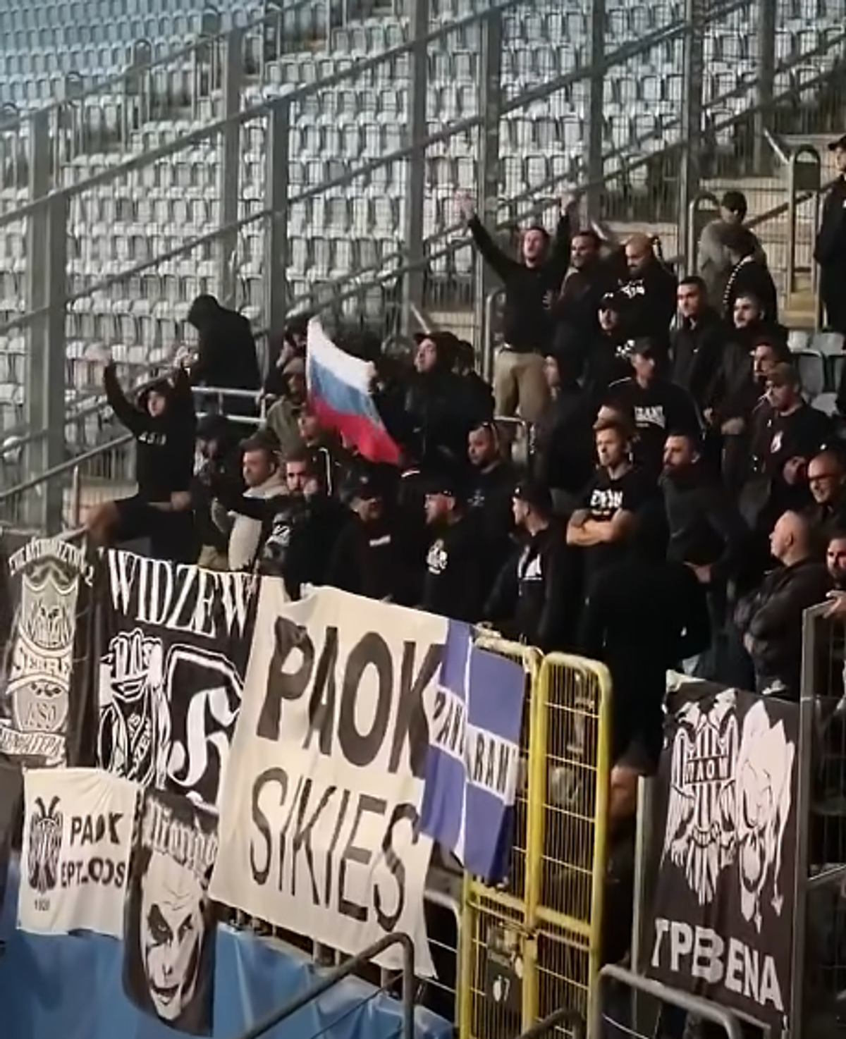 Drapelul Rusiei a fost afișat în tribune la Dinamo Kiev - PAOK