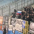 Suporterii lui Paok au afișat drapelul Rusiei la meciul contra Dinamo Kiev // Captură foto: X@NEXTA