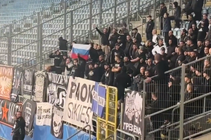 Scandal uriaș la meciul lui Dinamo Kiev din Liga Campionilor! Drapelul Rusiei a apărut în tribune, iar forțele de ordine au intervenit cu gaze lacrimogene