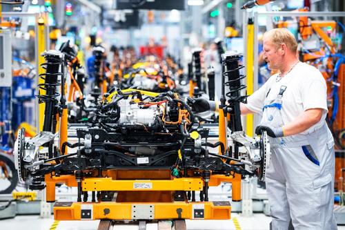 Un muncitor la o fabrică de mașini electrice VW, foto: Guliver/gettyimages