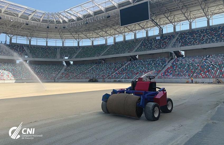 Pe stadionul din Ghencea se montează gazonul // foto: Facebook @ CNI