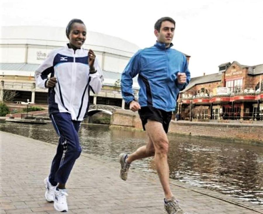Campionul mondial alergând alături de o legendă a atletismului, etiopianca Tirunesh Dibaba FOTO Facebook Ronnie O’Sullivan Ce îl face pe Ronnie O’Sullivan, noul campion mondial la snooker, să uite de griji: „Drogul meu e alergarea”