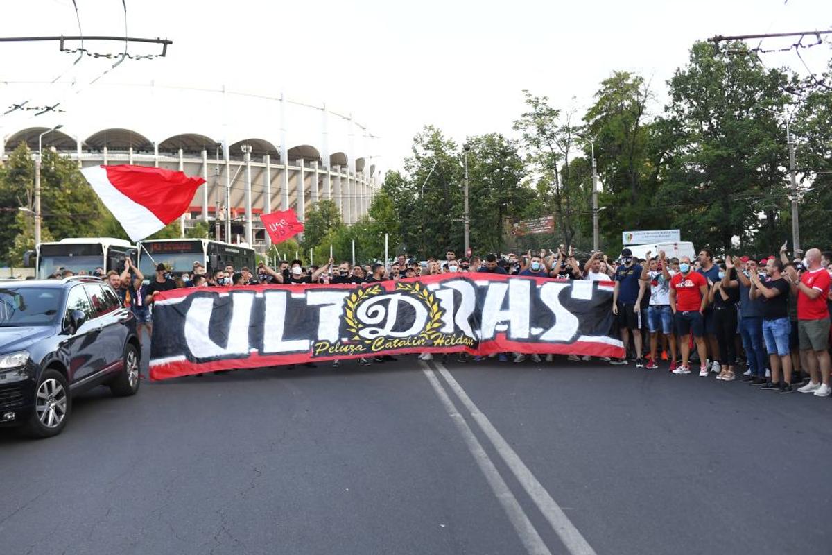 Dinamo - Hermannstadt. FOTO Fanii „câinilor”, invazie la Arena Națională, fără măsuri de distanțare! Contestă planul șefilor spanioli