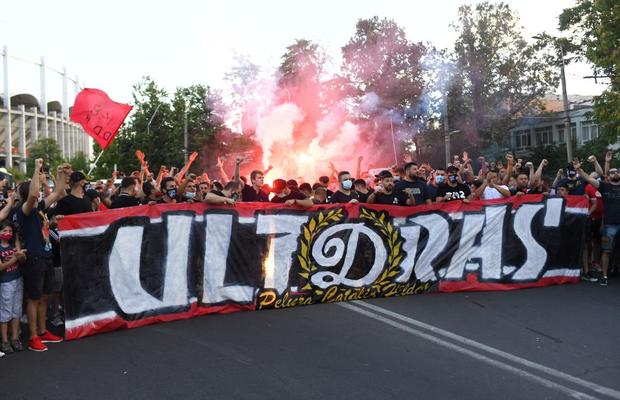 Dinamo - Hermannstadt. FOTO Fanii „câinilor”, invazie la Arena Națională, fără măsuri de distanțare! Contestă planul șefilor spanioli