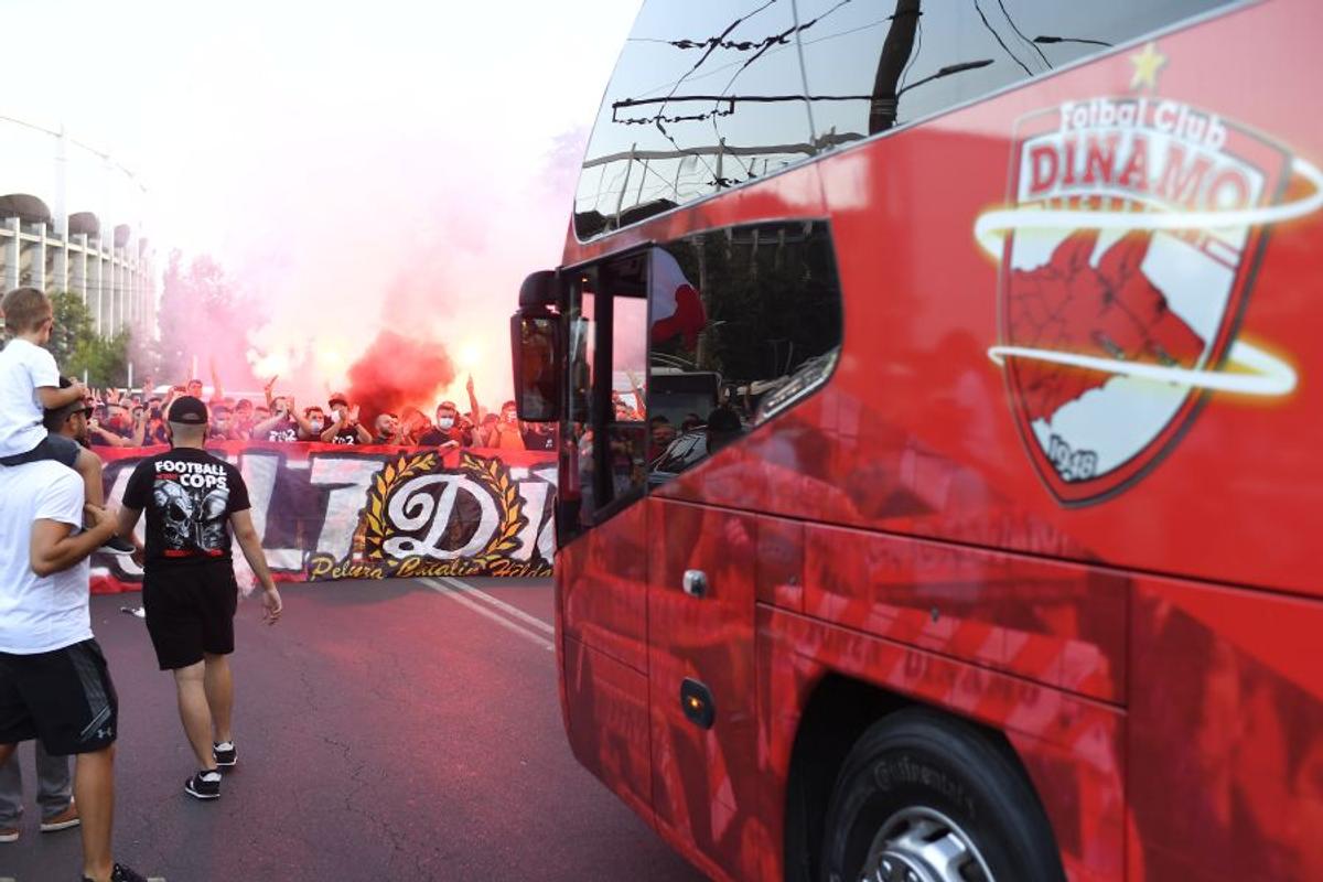 Dinamo - Hermannstadt. FOTO Fanii „câinilor”, invazie la Arena Națională, fără măsuri de distanțare! Contestă planul șefilor spanioli