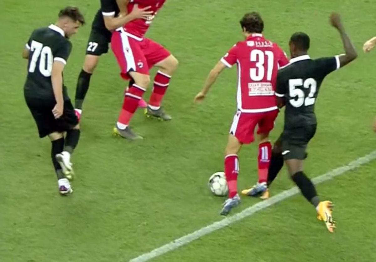 Dinamo - Hermannstadt. FOTO Istvan Kovacs n-a văzut un penalty evident pentru „câini”! Ion Crăciunescu: „Asta înseamnă că nu a vrut să dea”