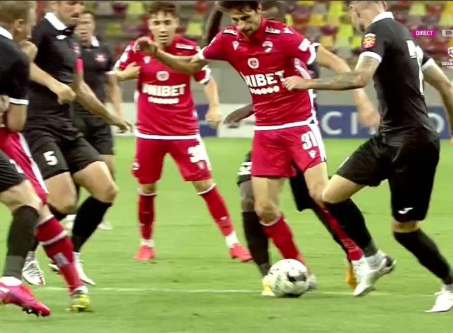 FOTO: Captură @Digisport 1 Dinamo - Hermannstadt. FOTO Istvan Kovacs n-a văzut un penalty evident pentru „câini”! Ion Crăciunescu: „Asta înseamnă că nu a vrut să dea”