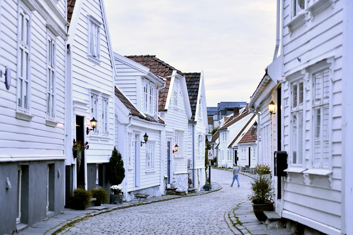 Stavanger, un loc în care parcă s-au adunat toate contrastele lumii: orașul din basm, cu mașini Tesla și cerșetori cu POS