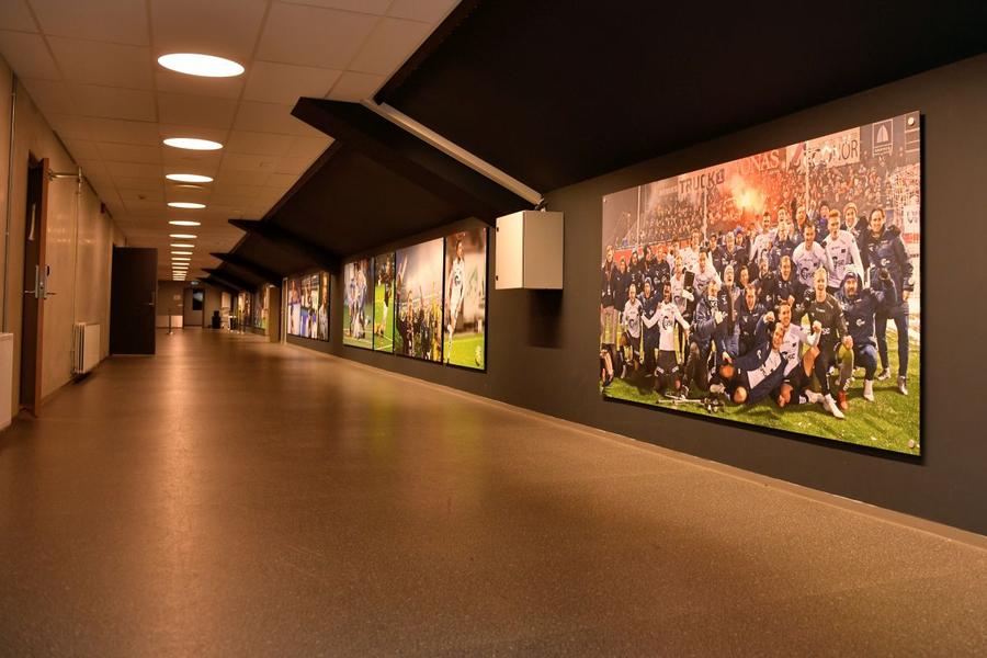 Interiorul stadionului e tapetat cu o mulțime de fotografii ce amintește de performanțele lui Viking Cum să construim un stadion fără să risipim banii? Ne învață Norvegia! Arena lui Viking, incomparabil mai ieftină decât cele din București