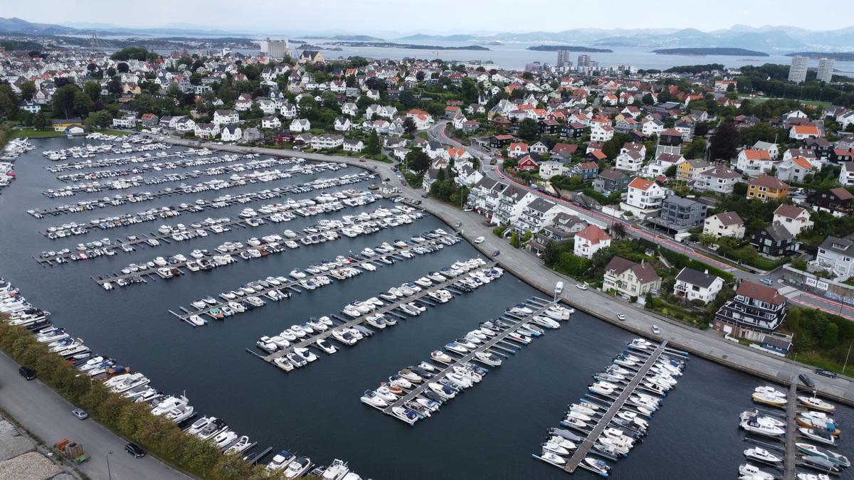 Stavanger, un loc în care parcă s-au adunat toate contrastele lumii: orașul din basm, cu mașini Tesla și cerșetori cu POS