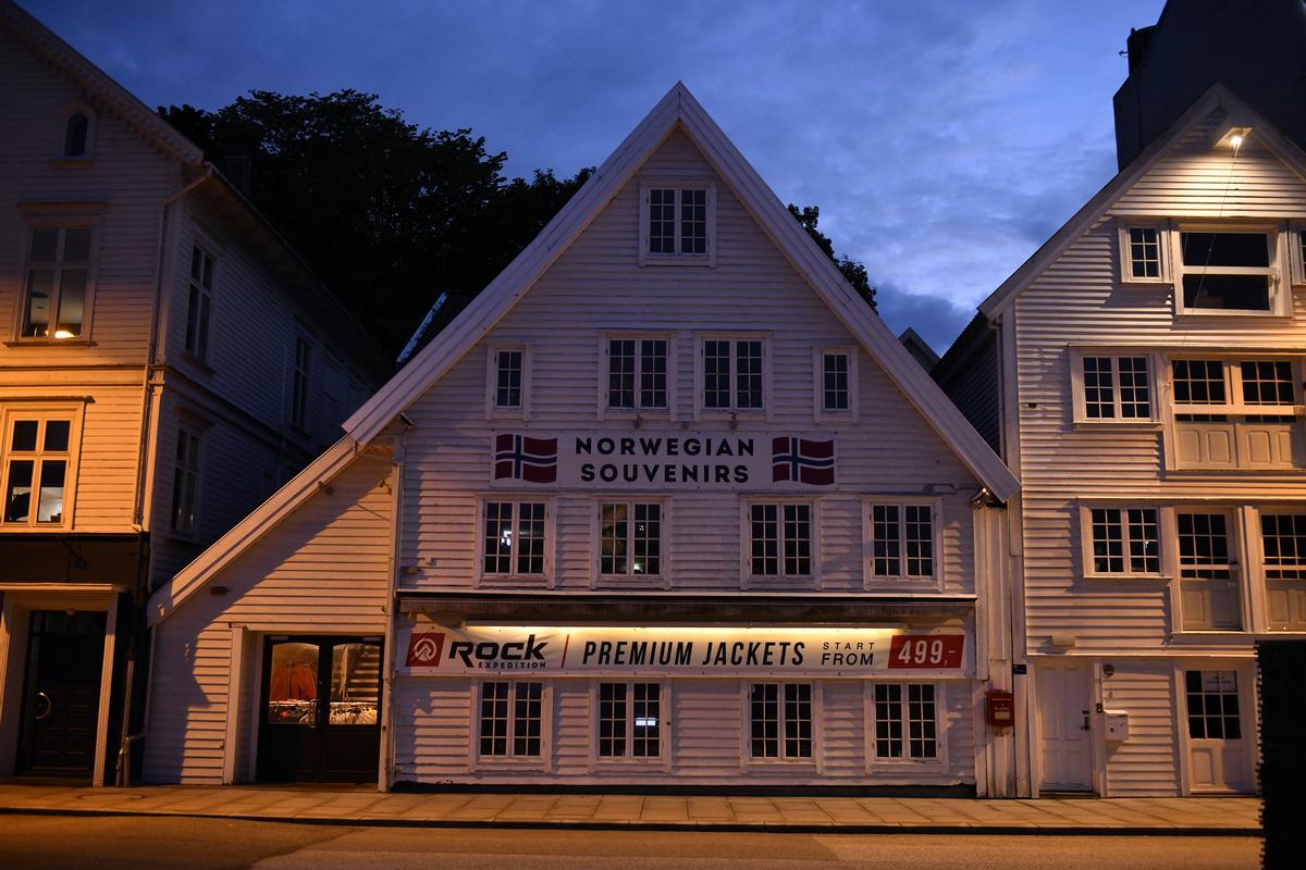 Stavanger, un loc în care parcă s-au adunat toate contrastele lumii: orașul din basm, cu mașini Tesla și cerșetori cu POS
