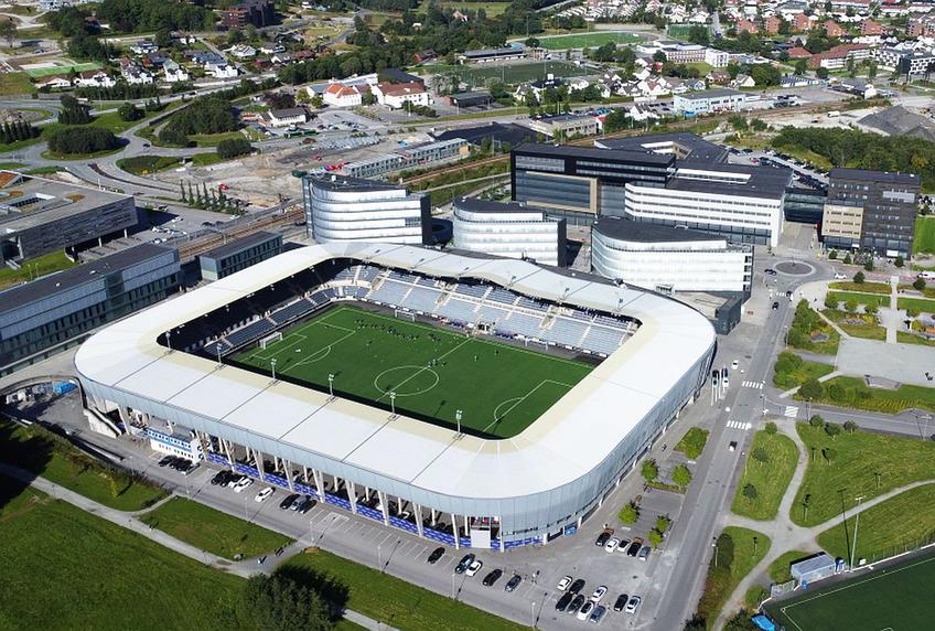 Panoramă din dronă realizată ieri de fotoreporterul GSP aflat în Norvegia, cu stadionul aflat la doar câțiva pași de celebrele fiorduri din Marea Nordului