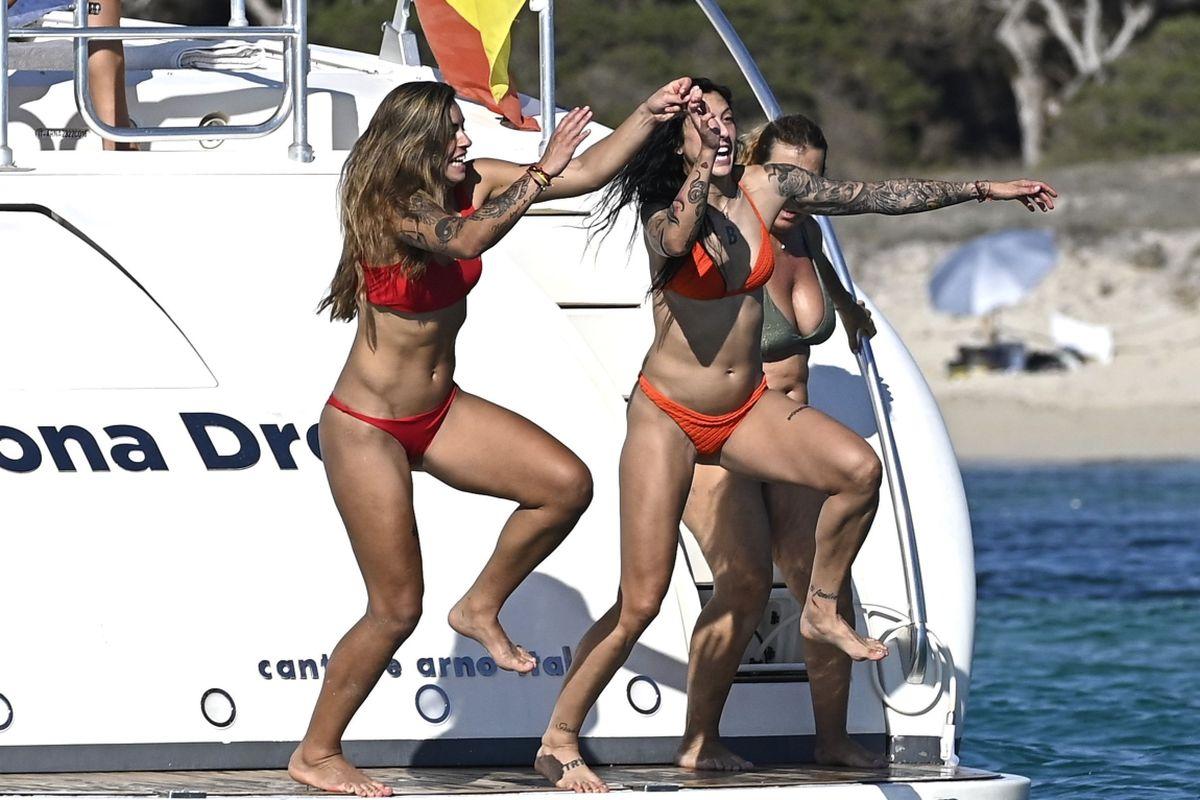 Petrecere în bikini! Vedetele Spaniei de la Mondialul de fotbal feminin se distrează pe iaht, în Ibiza, după victoria împotriva Angliei