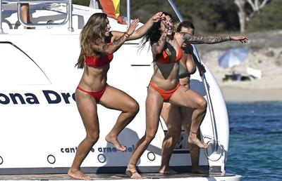 Petrecere în bikini! Vedetele Spaniei de la Mondialul de fotbal feminin se distrează pe iaht, în Ibiza, după victoria împotriva Angliei