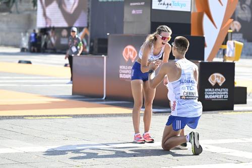 Hana Burzalova cerută în căsătorie de Dominik Cerny Foto Imago