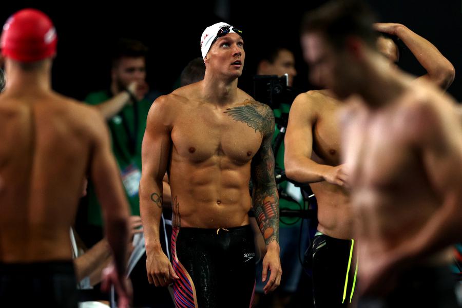 Caeleb Dressel printre alți înotători FOTO Guliver/GettyImages La 10 zile după aurul lui David Popovici, o BESTIE cu 15 titluri face un anunț-bombă: „Vreau cu disperare!”
