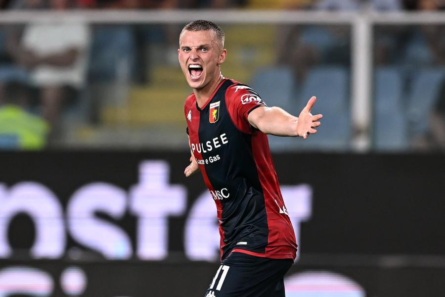 Albert Gudmundsson, atacantul lui Genoa. Foto: Imago Images Șansă nesperată pentru George Pușcaș! Cum ar putea ajunge titular atacantul român la Genoa