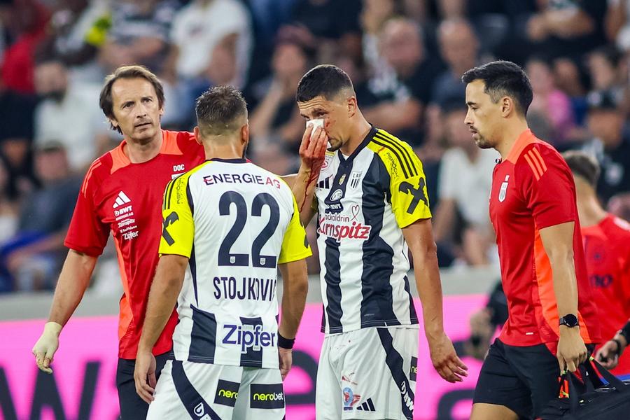 Robert Zulj, în centrul imaginii, nu va fi apt de joc pentru FCSB - LASK Linz. Foto: Imago LASK Linz a pierdut doi titulari pentru returul cu FCSB » Planul austriecilor, dat peste cap