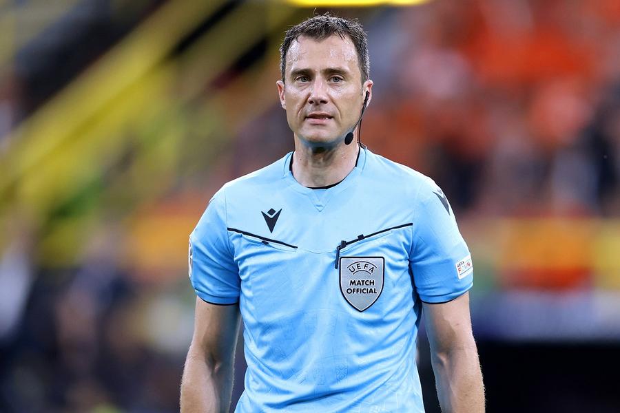 Felix Zwayer (43 de ani) va fi la centru în FCSB - LASK Linz din manșa a doua a play-off-ului preliminar Europa League. Foto: Imago LASK Linz a pierdut doi titulari pentru returul cu FCSB » Planul austriecilor, dat peste cap