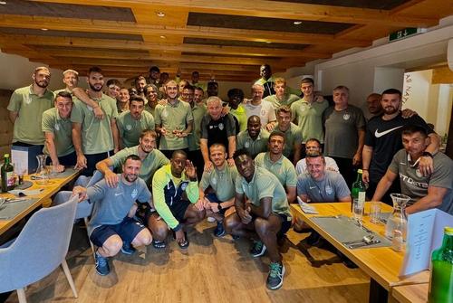 Dan Petrescu și actualul lot al lui CFR Cluj / foto: instagram.com/cfrclujofficial/